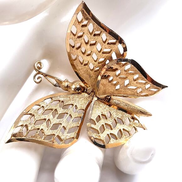 Vintage Gold Butterfly Brooch, Articulated Wings, Filigree Mid-Century Jewelry - Picture 2 of 10